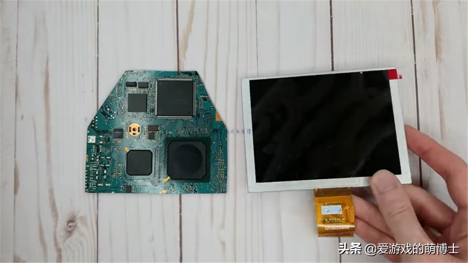 隨時隨地玩經典主機游戲，玩家將索尼PS2改造成了一臺掌機