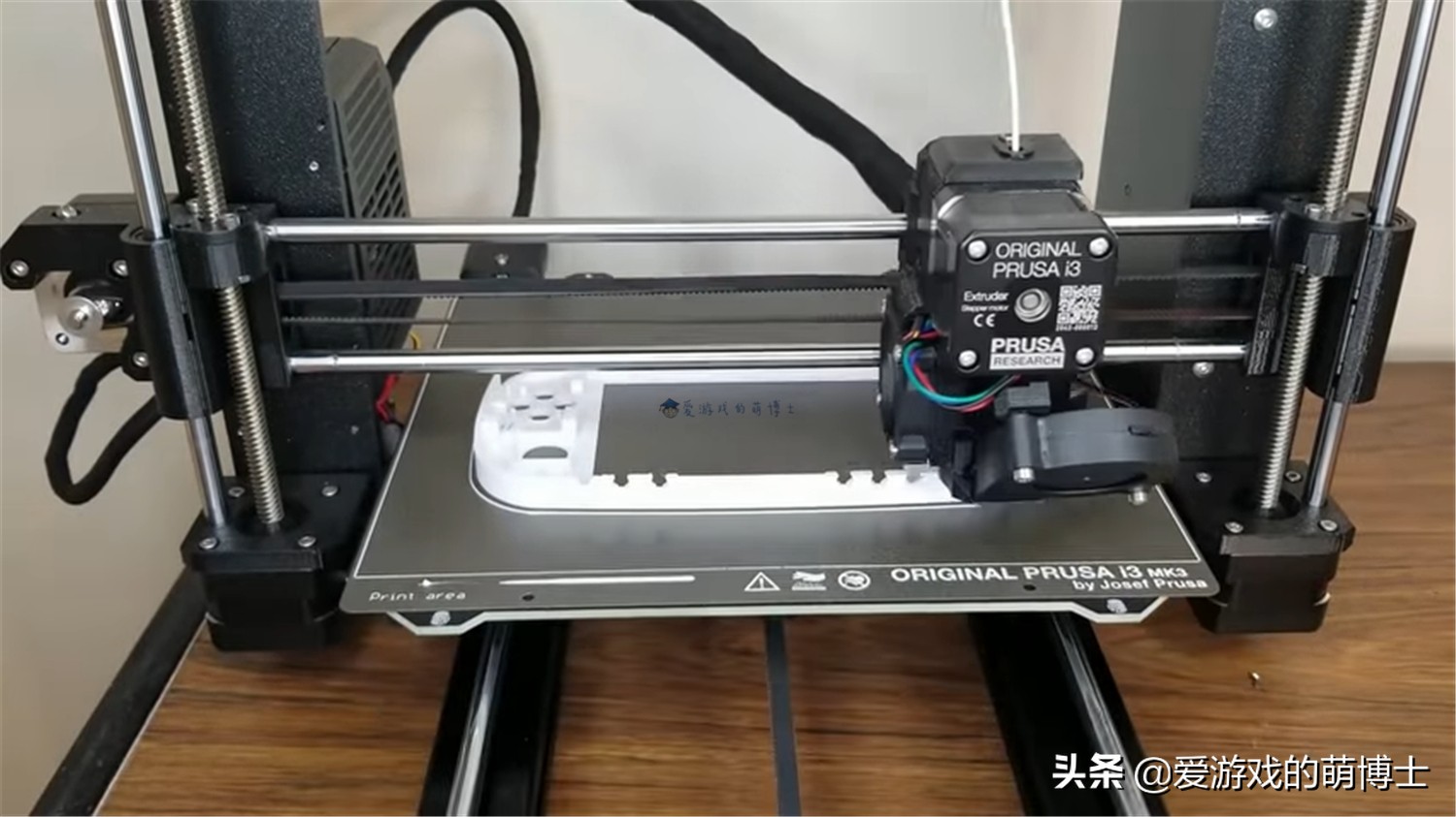 隨時隨地玩經典主機游戲，玩家將索尼PS2改造成了一臺掌機