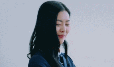腰包只系在腰間太單調，不如換種時髦的背法