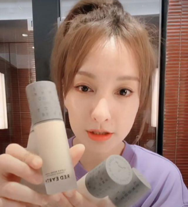 最近一款“養膚性”粉底液火了，李佳琦直播一小時賣出20萬瓶