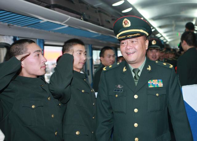 大校軍官咋識別，在軍中擔任啥職務？2分鐘必須介紹明白