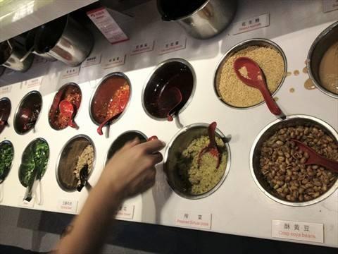 你絕對都吃過！鄭州這六家老牌火鍋店，傣妹佰人王太接地氣！