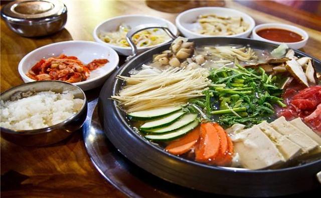 你絕對都吃過！鄭州這六家老牌火鍋店，傣妹佰人王太接地氣！
