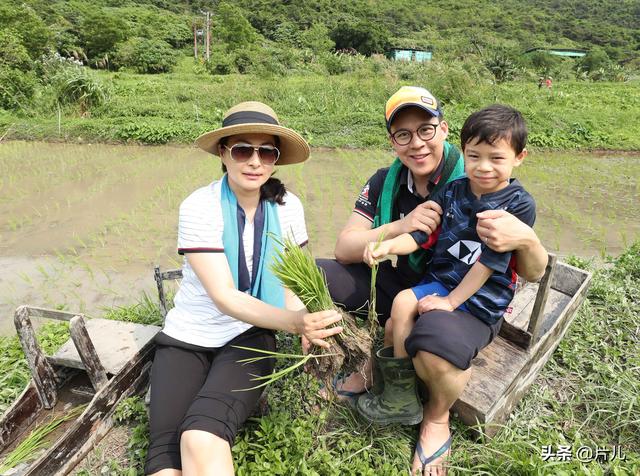 郭晶晶被曝豪門生活美滿，老公霍啟剛首曬三胎寶寶照片，畫面溫馨