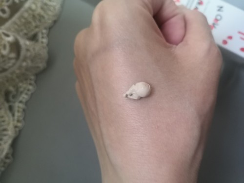 紅地球粉底液怎么樣是哪國產品適合油皮嗎，混合皮真實上妝體驗
