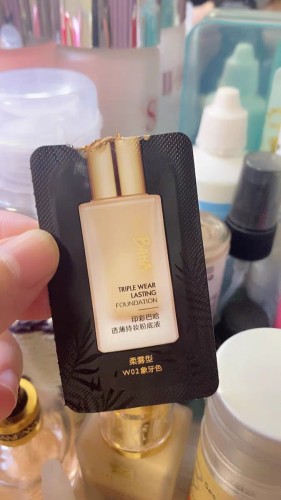 珀萊雅粉底液怎么樣適合什么膚質，遮瑕版上妝體驗(油皮親媽)