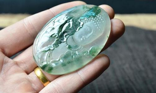 翡翠和玉的區別a貨是什么意思，翡翠結晶顆粒更大(指的是天然翡翠)
